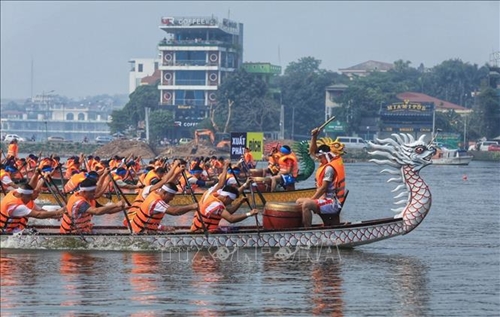Phú Thọ: Sôi nổi cuộc đua bơi chải trên hồ Công viên Văn Lang